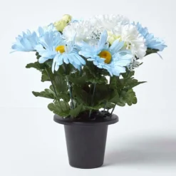 Blaue Und Weiße Künstliche Blumen In Einer Grabvase