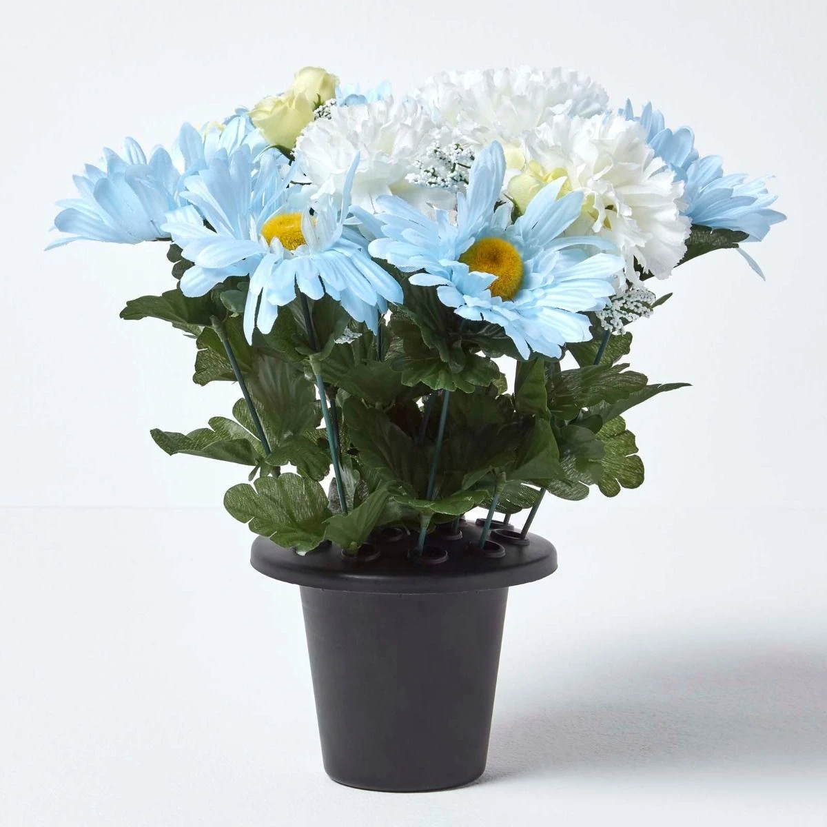 Blaue Und Weiße Künstliche Blumen In Einer Grabvase 1 Blaue Und Weiße Künstliche Blumen In Einer Grabvase
