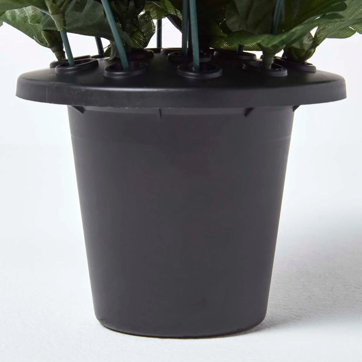 Blaue Und Weiße Künstliche Blumen In Einer Grabvase 3 Blaue Und Weiße Künstliche Blumen In Einer Grabvase – Bild 3