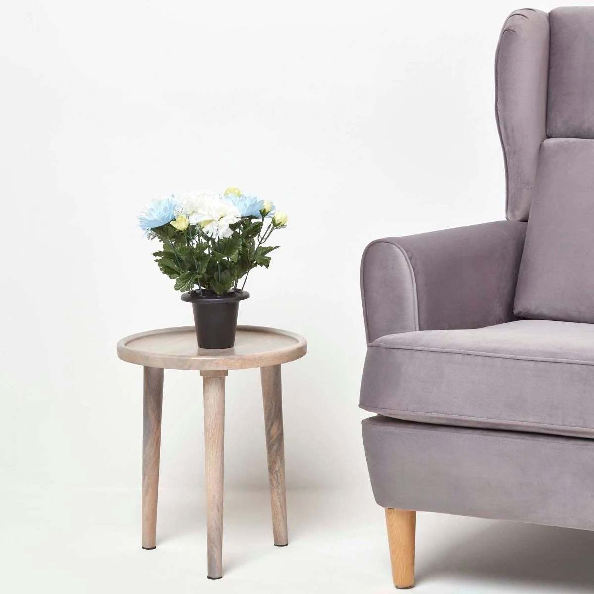 Blaue Und Weiße Künstliche Blumen In Einer Grabvase 6 Blaue Und Weiße Künstliche Blumen In Einer Grabvase – Bild 6