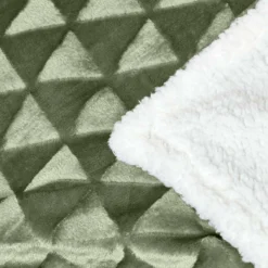 Kuschelige Samtdecke Mit Dreiecksmuster – Sherpa-Decke Salbei-grün -Homescapes Sale Haus sf2307 5 3