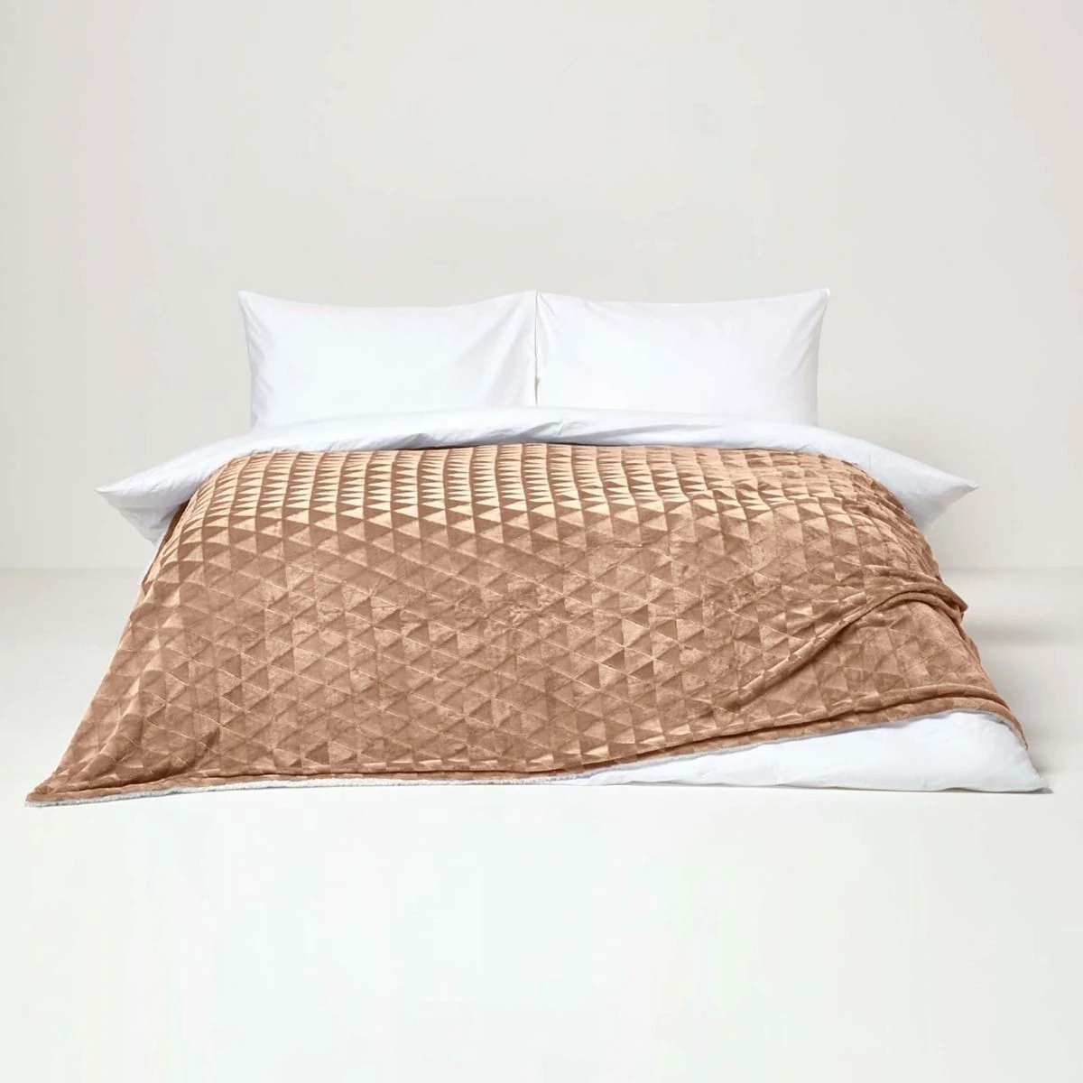 Kuschelige Samtdecke Mit Dreiecksmuster – Sherpa-Decke Hellbraun 3 Kuschelige Samtdecke Mit Dreiecksmuster – Sherpa-Decke Hellbraun – Bild 3